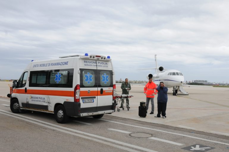Neonatologi ed infermieri pediatrici del Gaslini volano in Calabria per salvare un neonato gravissimo