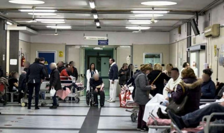 Ospedale “Cardarelli”, emergenza senza fine: barelle anche davanti agli ascensori