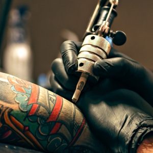Pigmenti per tatuaggi a rischio: scatta l’allarme consumatori