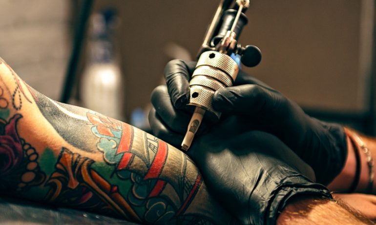 Pigmenti per tatuaggi a rischio: scatta l’allarme consumatori