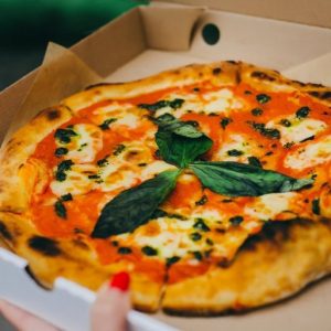 Sostanza tossica nei cartoni delle pizze da asporto? Ministero della Salute avvia un’indagine
