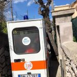 Strada bloccata da un albero, soccorritori costretti a proseguire a piedi per centinaia di metri