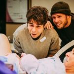 Donna di 61 anni partorisce bimba del figlio gay e di suo marito