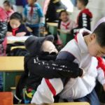 Cina, ogni giorno porta l’amico disabile a scuola sulle spalle: “Se non lo aiuto io, chi lo fa?”