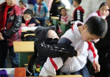 Cina, ogni giorno porta l’amico disabile a scuola sulle spalle: “Se non lo aiuto io, chi lo fa?”