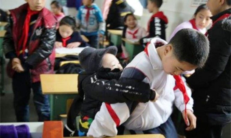 Cina, ogni giorno porta l’amico disabile a scuola sulle spalle: “Se non lo aiuto io, chi lo fa?”
