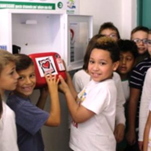 Defibrillatori nelle scuole (e non solo): la proposta di legge presentata da FdI