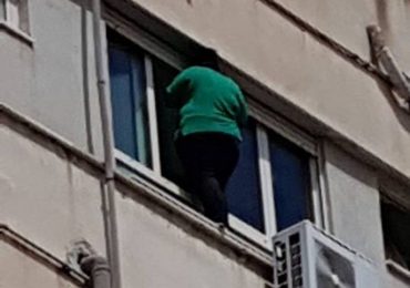 Napoli: parente di un paziente cerca di gettarsi dalla finestra del reparto, infermiere le salva la vita 1