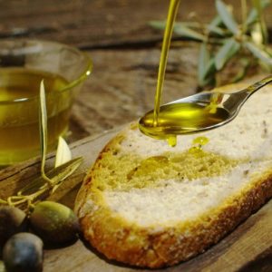 Olio extravergine di oliva: due cucchiai al giorno contro i tumori intestinali
