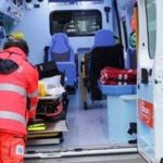 Presa a calci e pugni dal famigliare mentre rianima paziente: 15 giorni di prognosi per una soccorritrice
