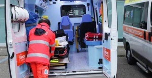 Presa a calci e pugni dal famigliare mentre rianima paziente: 15 giorni di prognosi per una soccorritrice