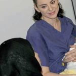 Infermiera allatta neonato della paziente in coma: la foto diventa virale