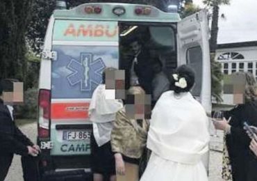 In ambulanza alle nozze del figlio: si avvera il sogno di uomo malato di Sla
