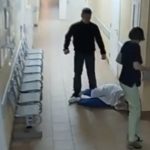 In PS per una ferita alla mano: frattura setto nasale a infermiere per la lunga attesa