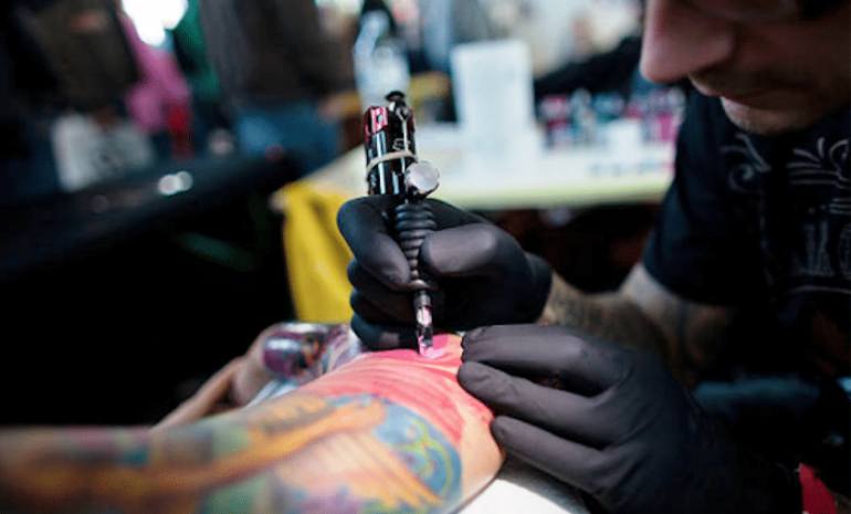 Pigmenti per tatuaggi, altri due ritiri dal mercato per rischio cancro