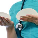 Tumore e protesi al seno: fa discutere il primo decesso in Italia