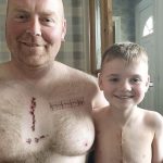 Padre si tatua finta cicatrice