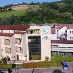 Bologna, morì per una caduta dalle scale della casa di riposo: a processo in cinque