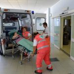 Dodici ore in attesa in codice verde: pugni, sputi e minacce di morte all’infermiere del Triage