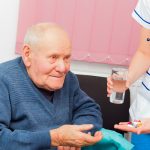 Dosaggio di farmaci e somministrazione in casa di cura: competenza che spetta solo all’infermiere e non all’OSS