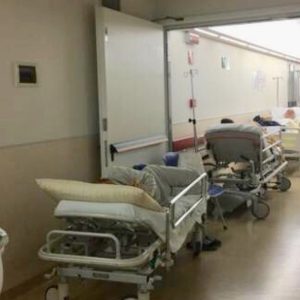 Invade la sala rossa e malmena medico per essere visitato subito: paziente arrestato al PS di Cassino 1