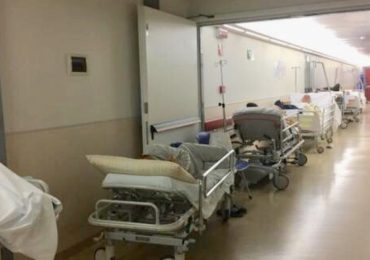 Invade la sala rossa e malmena medico per essere visitato subito: paziente arrestato al PS di Cassino 1