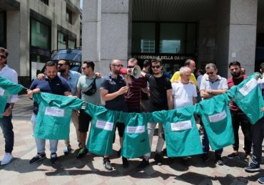 Napoli, la protesta degli infermieri esclusi dal concorso al “Cardarelli”