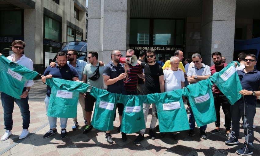 Napoli, la protesta degli infermieri esclusi dal concorso al “Cardarelli”