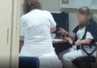 Nola: il video che inchioda due operatrici sanitarie mentre passano lo smalto sulle unghie