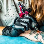 Tautaggi, lo psichiatra: “Sempre più corpi tatuati, non più per ribellione ma per dipendenza”