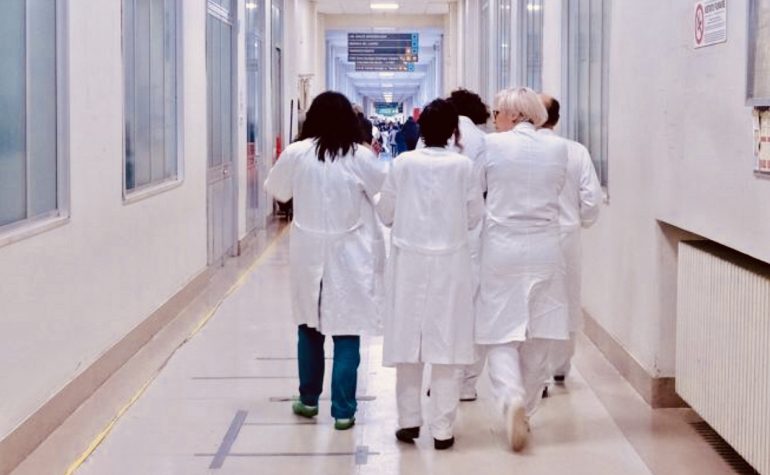 Gli infermieri vanno in ferie: interi reparti costretti a chiudere per mancanza di personale