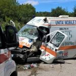 Scontro tra ambulanza e auto