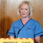 Le vietano di indossare la mascherina: infermiera si dimette da un ospedale di Londra 1