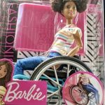 Barbie, arriva la bambola di colore in sedia a rotelle:”Onorerà tutte le bambine disabili” 2