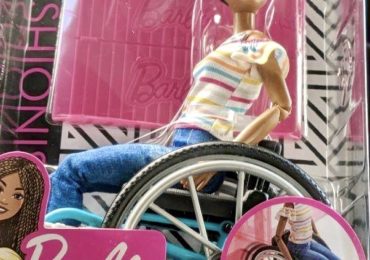 Barbie, arriva la bambola di colore in sedia a rotelle:”Onorerà tutte le bambine disabili” 2