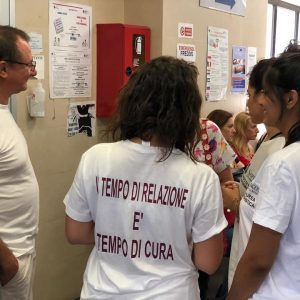 Gli studenti di infermieristica invitano i cittadini all’empatia:“Il tempo di relazione è tempo di cura”