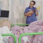 Infermiera suona l’ukulele per un piccolo paziente leucemico. Il video diventa virale