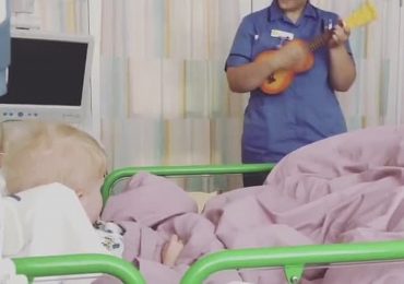 Infermiera suona l’ukulele per un piccolo paziente leucemico. Il video diventa virale