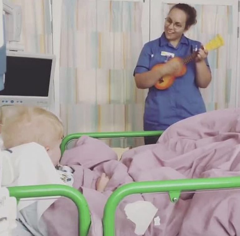 Infermiera suona l’ukulele per un piccolo paziente leucemico. Il video diventa virale