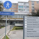 Latina: pretende di visitare il parente in piena notte, poi prende a pugni l’infermiera
