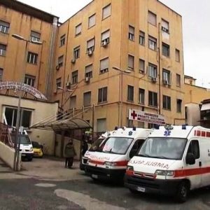 Napoli, ferro dimenticato nell’addome di una paziente al Loreto Mare: scatta la sospensione per l’equipe