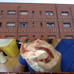 Prenota appuntamento ma si presenta nel giorno sbagliato: malmena medico e infermiere che non visitano ugualmente il padre
