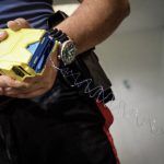Taser, pistole elettriche e pacemaker: la scarica elettrica è davvero pericolosa per il malintenzionato portatore di un dispositivo impiantato?