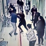 Turisti stranieri ordinano a infermiere di somministrare un farmaco, poi la prendono a schiaffi 2