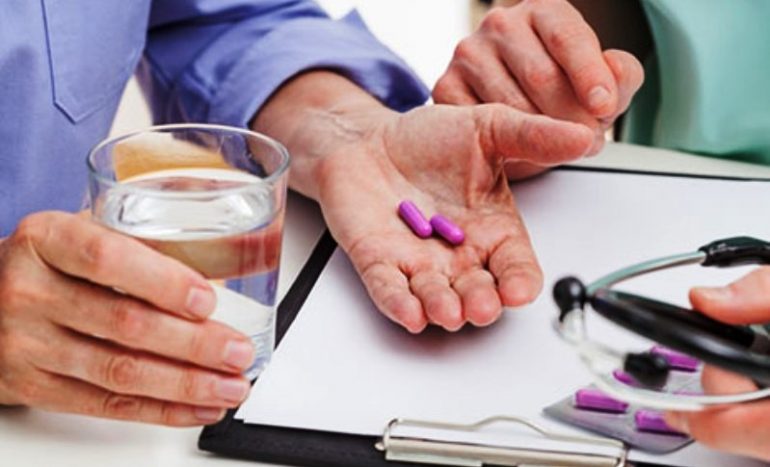 Somministrare farmaci “al momento”, senza prescrizione, è possibile: il caso dei Patient Group Directions inglesi