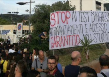 Manifestanti contro i test di ammissione:”Infermieristica non deve essere solo per un’élite di studenti”