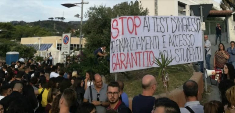 Manifestanti contro i test di ammissione:”Infermieristica non deve essere solo per un’élite di studenti”