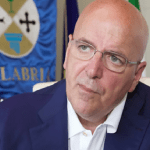 Catanzaro, il governatore Oliverio riceve i precari della Pugliese-Ciaccio licenziati in tronco e scrive al commissario Cotticelli