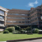 Paziente si suicidiò gettandosi dal terrazzino del reparto: infermiere e medico a processo per omicidio colposo