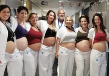 Baby Boom nel reparto di pediatria. La foto di 7 infermiere contemporaneamente incinte diventa virale